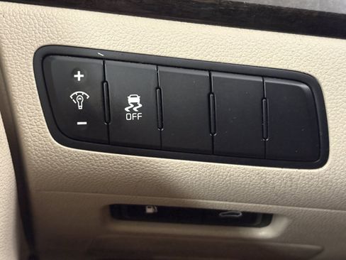 Used 2014 Kia Cadenza Premium w/ Luxury Package FWD image 19