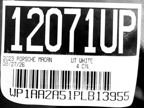 Certified 2023 Porsche Macan AWD/4WD image 29
