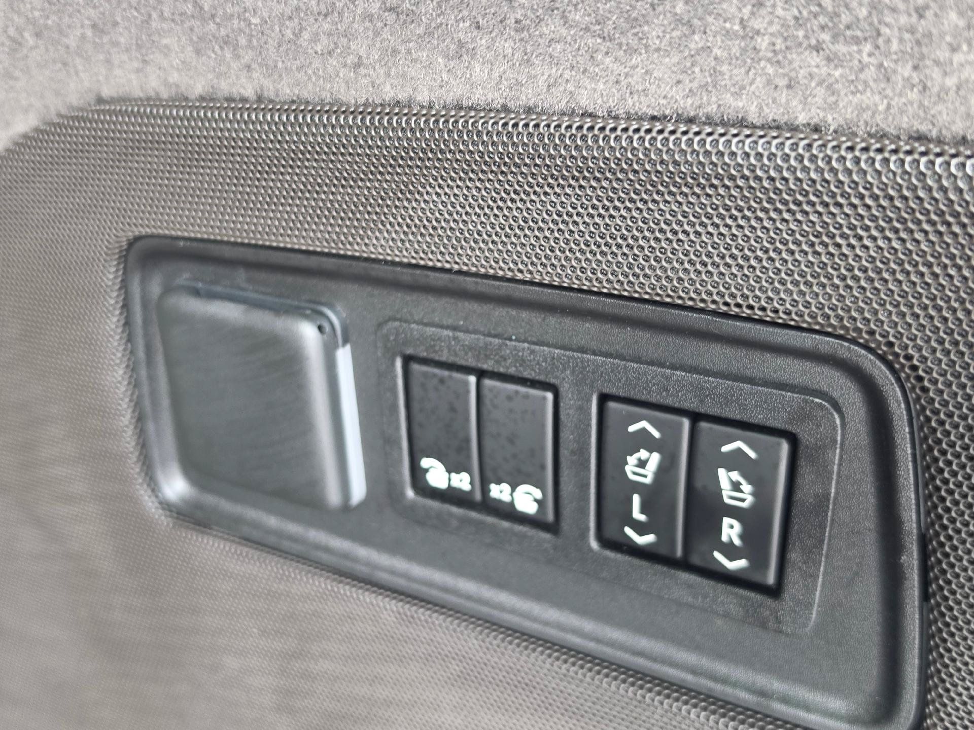 Used 2022 Cadillac Escalade Premium Luxury AWD/4WD image 14