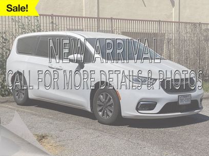 Used 2023 Chrysler Pacifica Touring-L