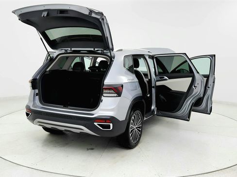 Used 2025 Volkswagen Taos SE FWD image 11