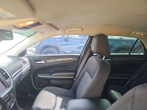 Used 2020 Chrysler 300 Touring w/ Chrome Appearance Package RWD image 17