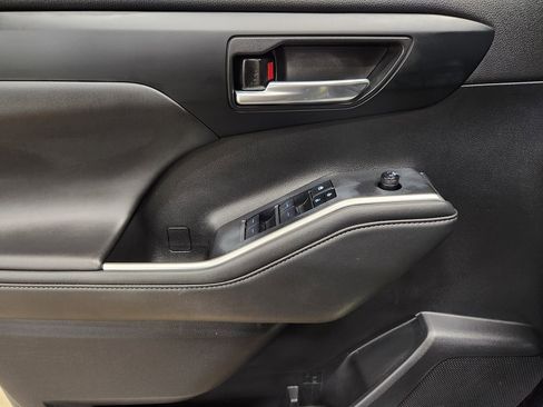 Used 2022 Toyota Highlander XLE image 44