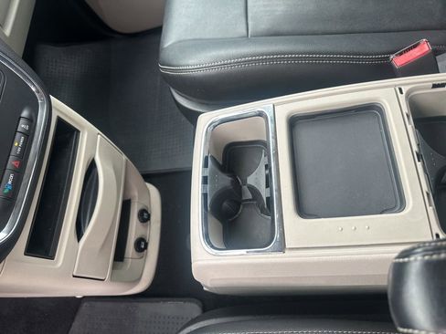 Used 2015 Chrysler Town & Country Touring w/ Driver Convenience Group FWD image 17