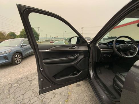 Used 2023 Jeep Grand Cherokee L Limited AWD/4WD image 20