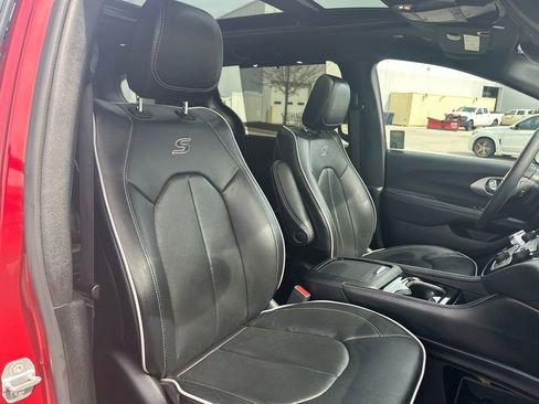 Used 2025 Chrysler Pacifica Limited FWD image 27
