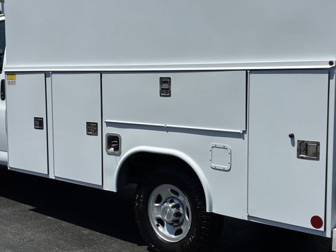 Used 2025 Chevrolet Express 3500 w/ Power Convenience Package RWD image 11