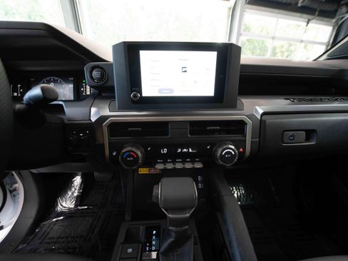 Certified 2025 Toyota Tacoma SR5 AWD/4WD image 18