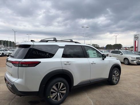 New 2026 Nissan Pathfinder SL image 4