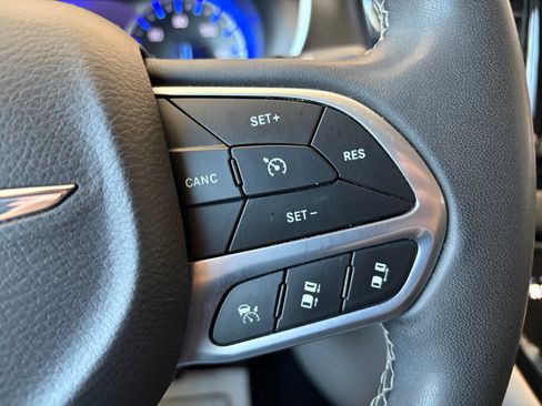 Used 2023 Chrysler Pacifica Touring-L FWD image 26