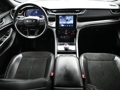 Used 2023 Jeep Grand Cherokee Altitude RWD image 11