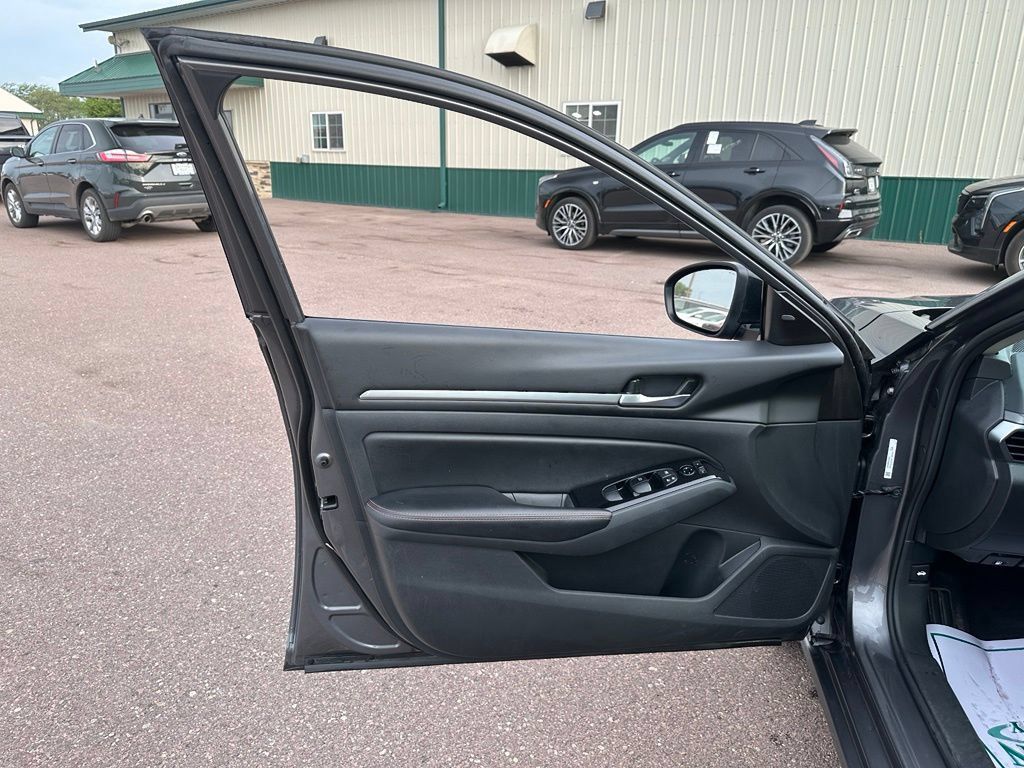 Used 2024 Nissan Altima 2.5 SR AWD/4WD image 11
