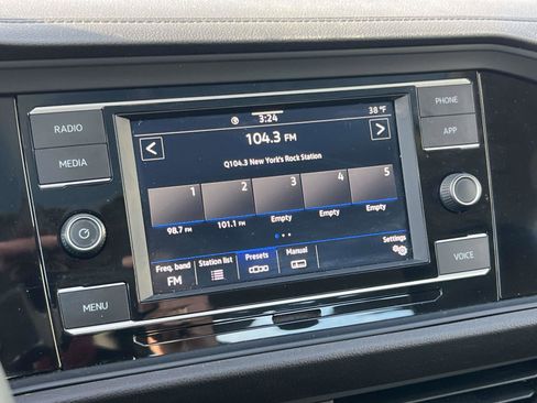 Certified 2022 Volkswagen Jetta SE image 18