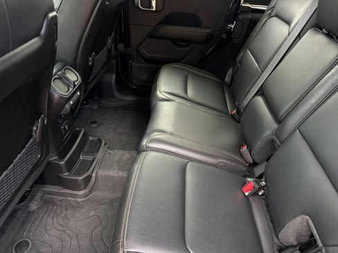 Used 2024 Jeep Wrangler Unlimited Sahara AWD/4WD image 14