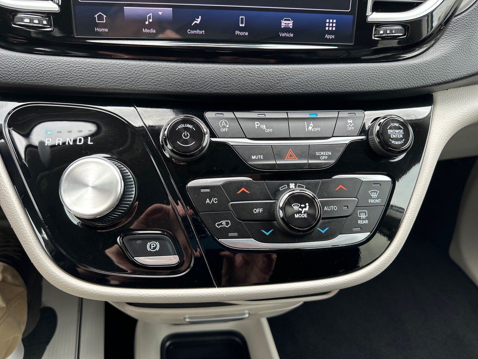 Used 2024 Chrysler Pacifica Touring-L FWD image 21