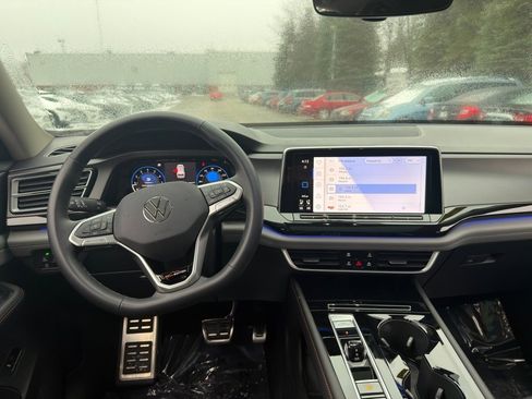 Used 2025 Volkswagen Atlas Peak Edition SE image 18