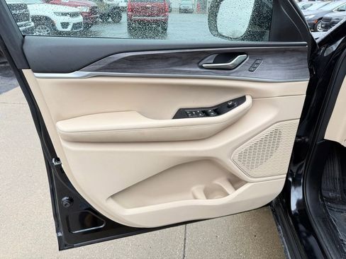 Used 2023 Jeep Grand Cherokee Limited AWD/4WD image 13