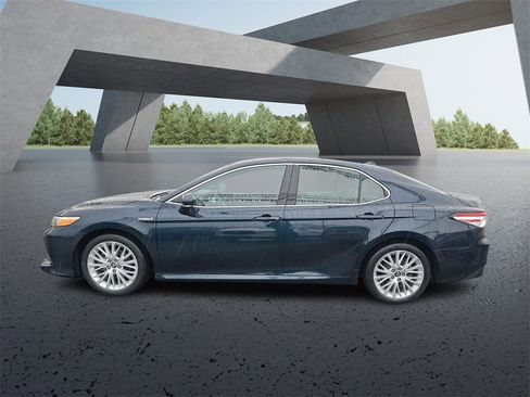 Used 2018 Toyota Camry XLE image 7