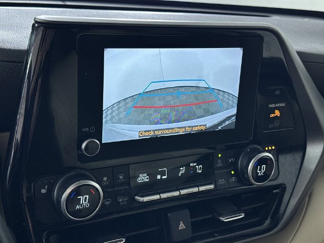Used 2024 Toyota Highlander XLE AWD/4WD image 15