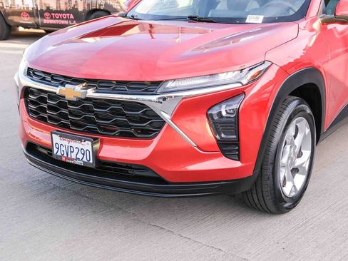 Used 2024 Chevrolet Trax LS w/ LS Convenience Package FWD image 11