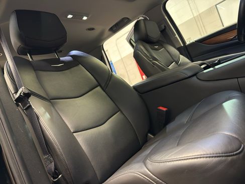 Used 2019 Cadillac Escalade Luxury w/ Escalade Sport Edition image 23