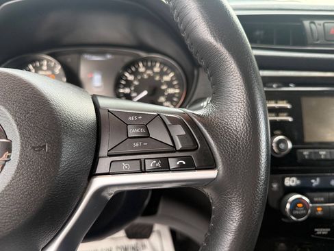 Used 2017 Nissan Rogue SV FWD image 18