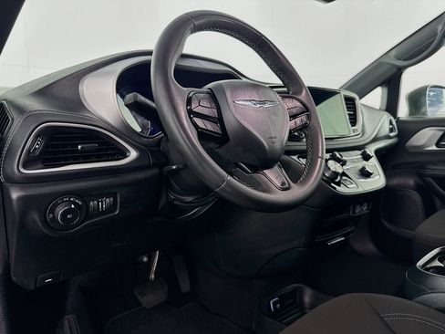 Used 2023 Chrysler Pacifica Touring FWD image 21