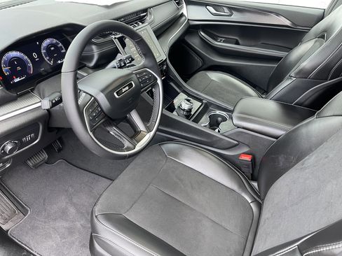 New 2025 Jeep Grand Cherokee Altitude image 14