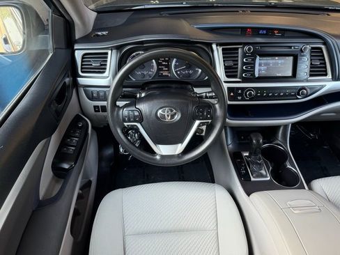 Used 2018 Toyota Highlander LE image 23