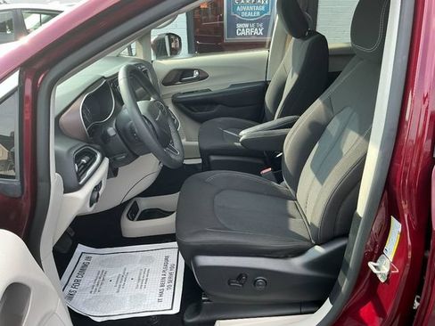 Used 2023 Chrysler Voyager LX FWD image 3