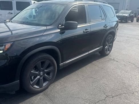 Used 2025 Honda Pilot Sport image 1