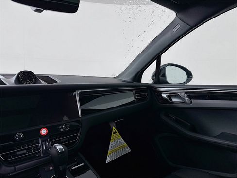 Certified 2025 Porsche Macan image 22