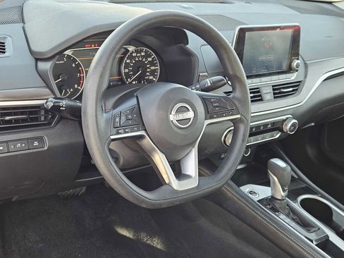 Used 2023 Nissan Altima 2.5 SV image 2