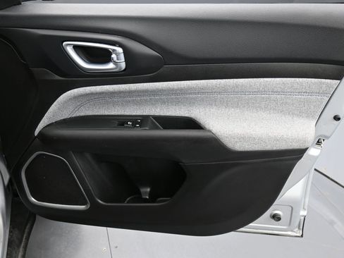 Certified 2025 Jeep Compass Latitude image 16