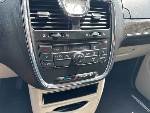Used 2015 Chrysler Town & Country Touring FWD image 19