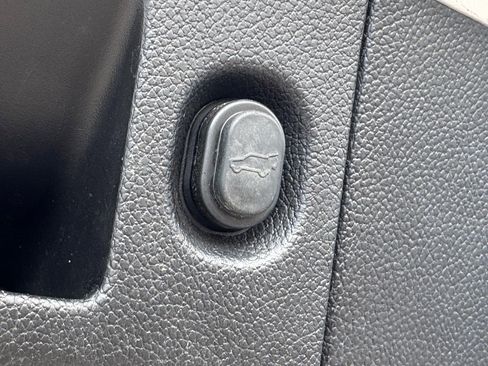 Used 2019 Chevrolet Suburban LT image 21