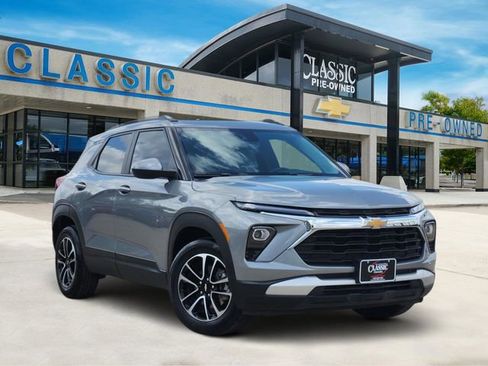 Used 2024 Chevrolet TrailBlazer LT w/ LT Cold Weather Package FWD image 2