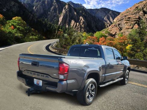 Used 2019 Toyota Tacoma TRD Sport AWD/4WD image 3