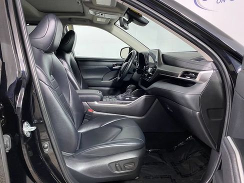 Used 2023 Toyota Highlander XLE AWD/4WD image 9