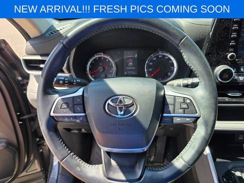 Used 2022 Toyota Highlander LE FWD image 12
