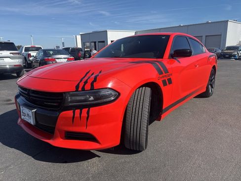 Used 2019 Dodge Charger SXT w/ Blacktop Package image 7