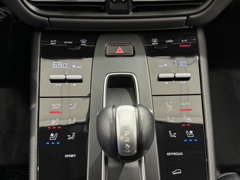 Certified 2024 Porsche Macan image 42