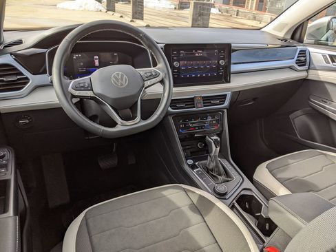 Certified 2025 Volkswagen Taos SE image 12