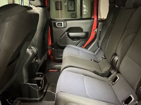 Used 2021 Jeep Gladiator Sport image 13