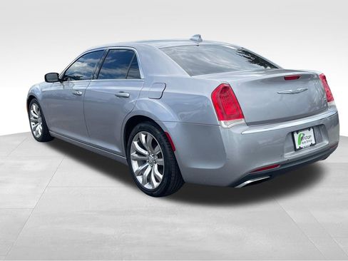 Used 2017 Chrysler 300 Limited RWD image 5