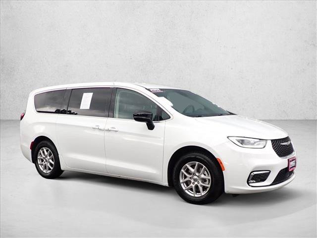 Used 2024 Chrysler Pacifica Touring-L FWD image 6