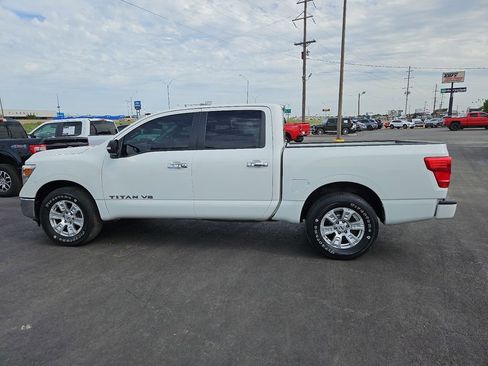 Used 2018 Nissan Titan SV w/ SV Convenience Package RWD image 3