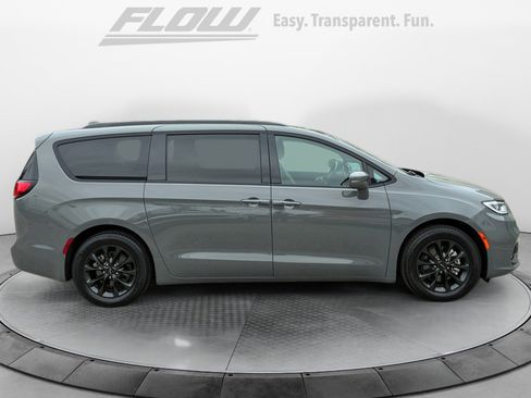 Used 2021 Chrysler Pacifica Touring-L w/ S Appearance Package FWD image 10