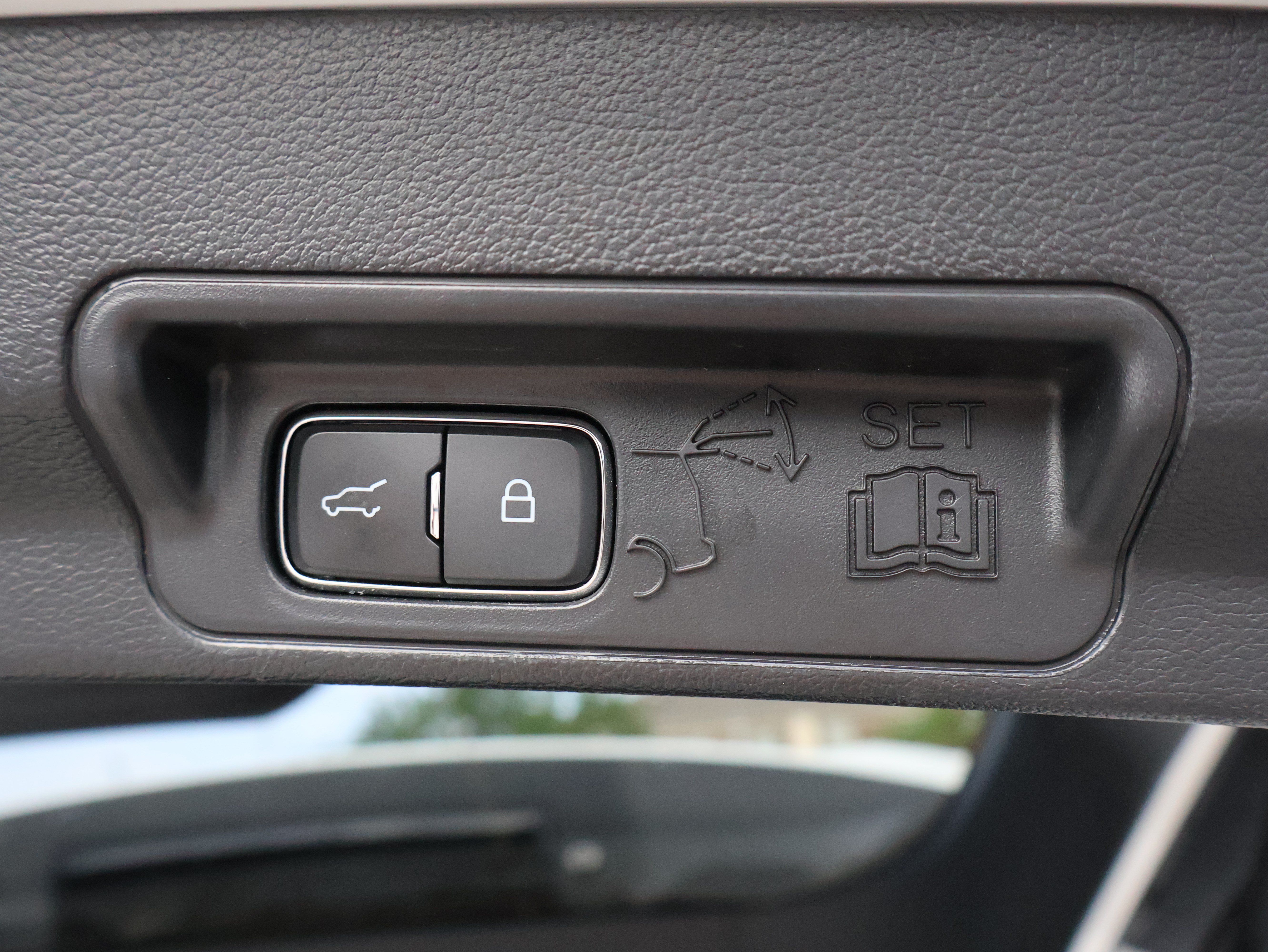 Used 2022 Ford Explorer XLT w/ Equipment Group 202A AWD/4WD image 9