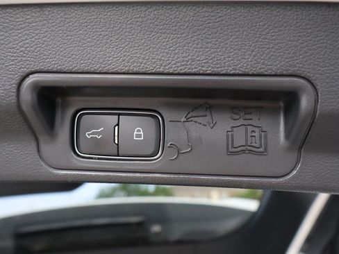 Used 2022 Ford Explorer XLT w/ Equipment Group 202A AWD/4WD image 9